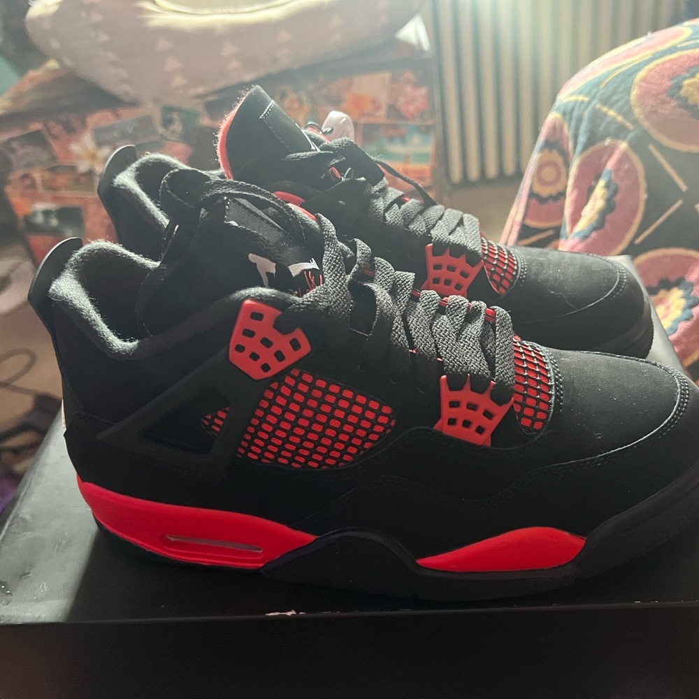 Jordan 4 Red thunder size 8 brand new !!